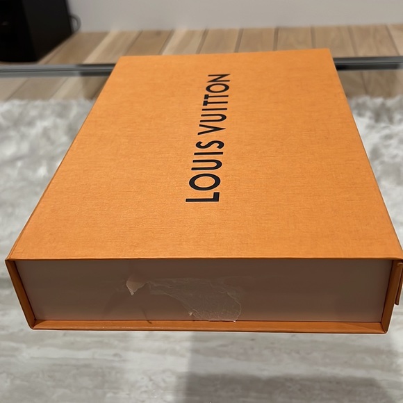 New LOUIS VUITTON Let's Go Square Monogram Silk LV Trunk Scarf Black/White - Picture 5 of 6